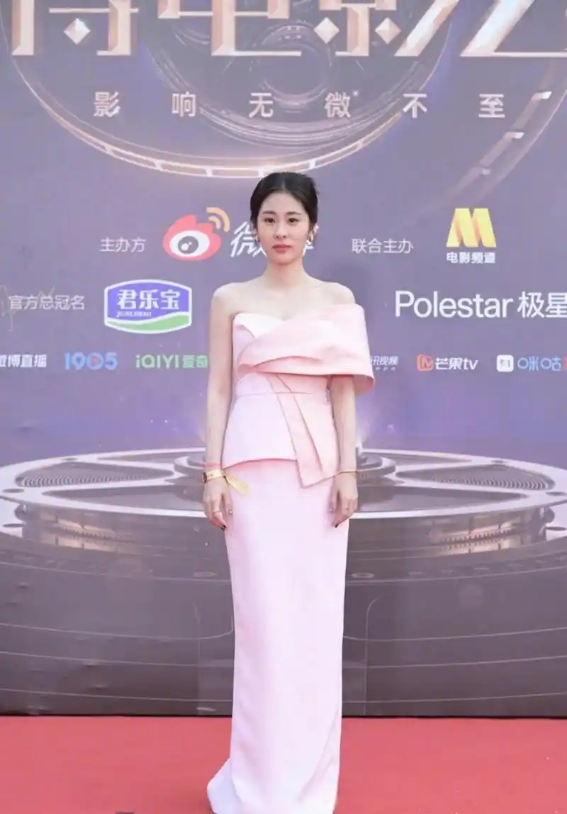 张碧晨粉色抹胸长裙亮相2023微博电影之夜红毯,状态不错哟!