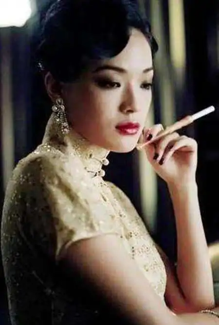 宇宙级美人抽烟多撩人?暮光之女攻气十足,舒淇才是惊艳四座!