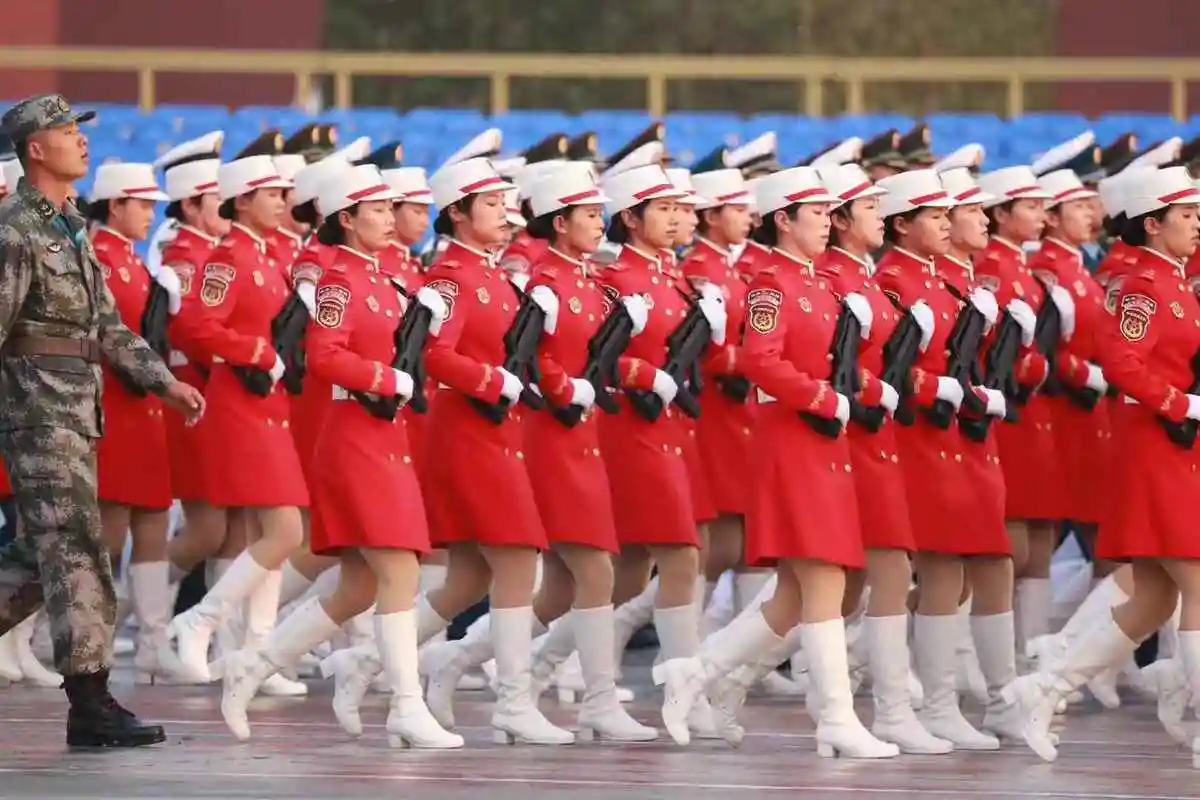 又美又飒!女民兵方队来了!