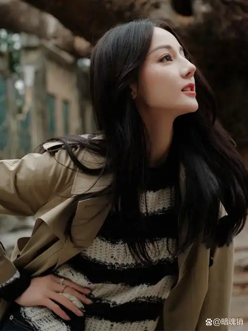 迪丽热巴《开始推理吧》造型,一身黑色复古毛衫搭配大波浪卷发真的是