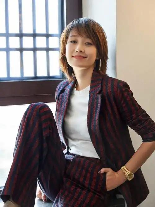 42岁马伊琍穿格子长裤,外面还套紧身裙,更霸气了!