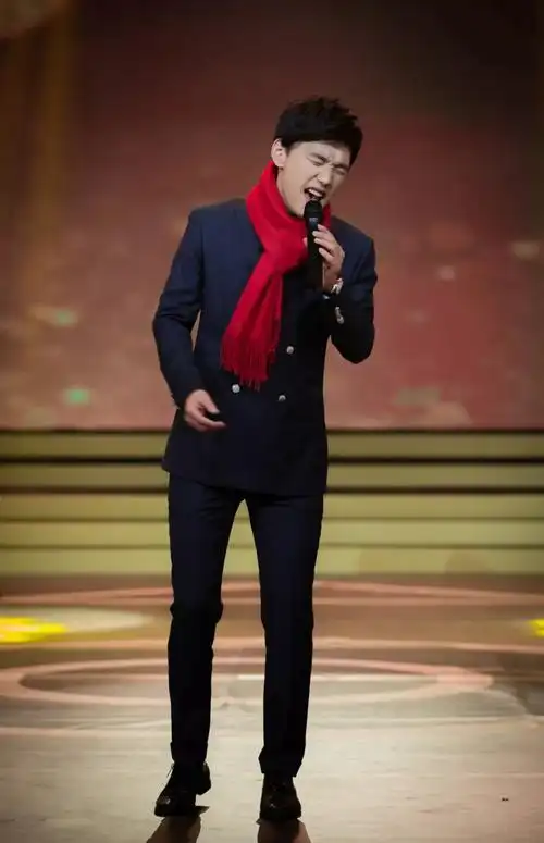 吉林农民村晚蒙古族青年歌手傲日其愣走心演唱父亲的目光唱哭全场