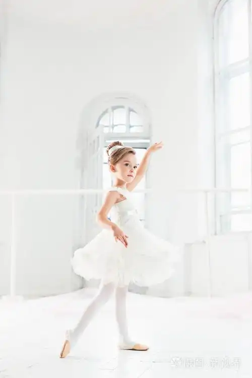 在一个白色的工作室跳舞古典芭蕾的可爱孩子