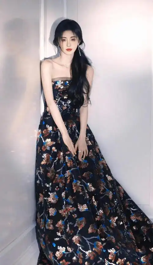 "的鞠婧祎惊艳,不穿暴露礼服却艳压群芳|红毯|关晓彤|大波浪_网易订阅