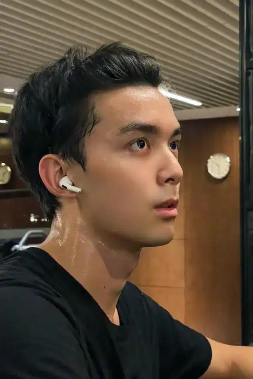 吴磊健身侧颜三连拍