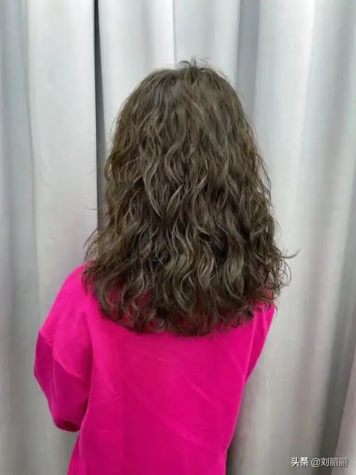 头发细软少发型怎么选?烫小卷就对了,不论长短都很美