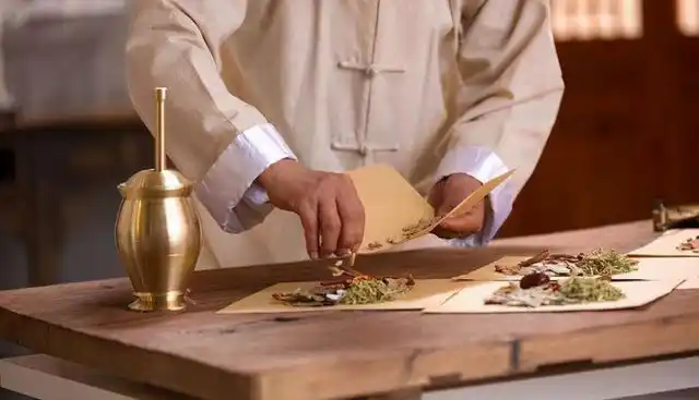 河南老人行医八十载,死后墓碑刻满祖传药方,免费公开当"教材"|袁淑芳|