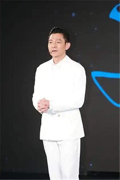 刘德华梳大背头泛油光酷感十足,穿一身白西装帅气似"鲜肉"