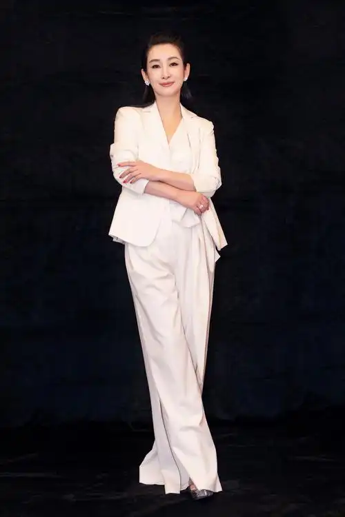 秦海璐亮相《老酒馆》北京发布会 西服套装帅气抢镜