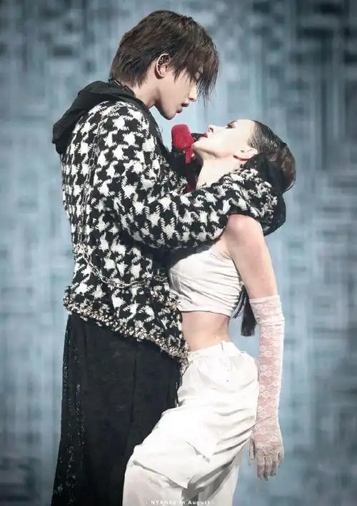 蔡徐坤与外籍女借位吻惹粉丝看哭,易烊千玺为王彦霖艾佳妮送祝福