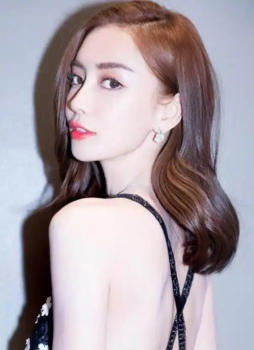 angelababy大秀美背,哪像一个孩子的妈?网友:最有实力的花瓶