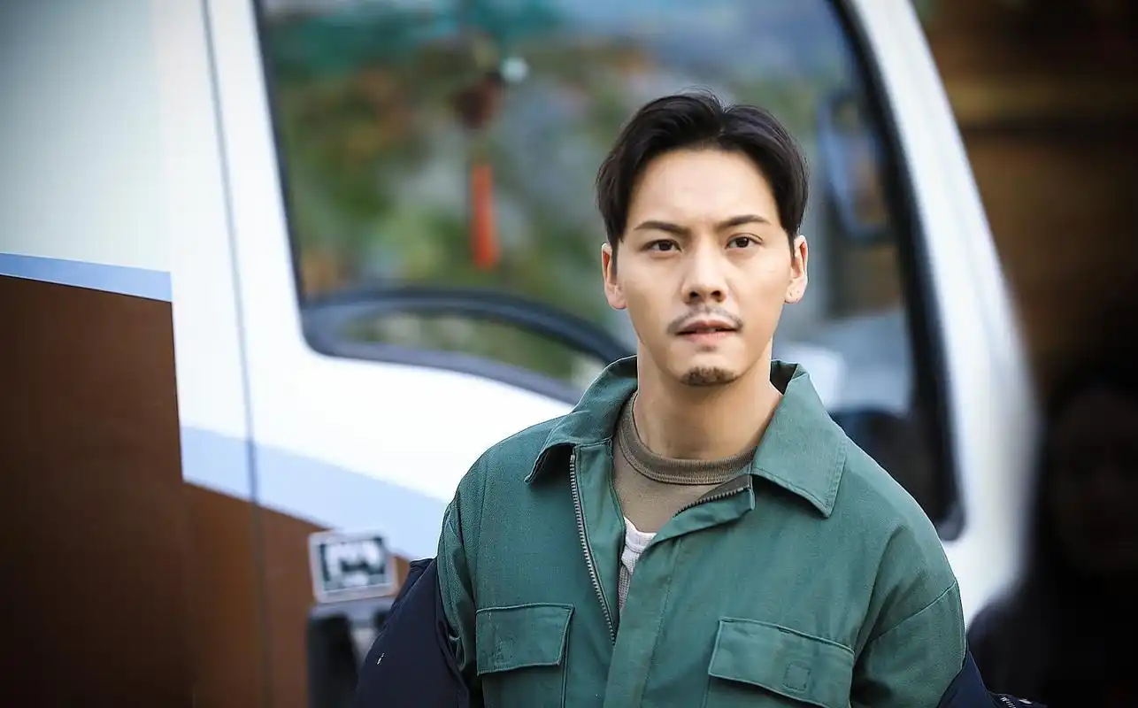 高颜值男星留胡须:胡歌变文艺,千玺更有男人味,陈伟霆更帅气|胡子|小