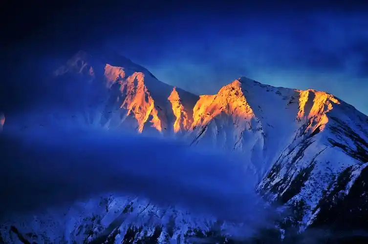 位于西边的多雄拉山,此时太阳也将金色的余辉一点一点洒在主峰上.