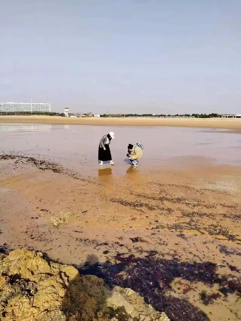 青岛出游之银沙滩 黄岛银沙滩,沙子细腻,人少,刚到海边,就惊 - 抖音