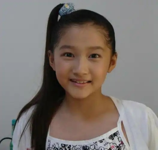 关晓彤踏足娱乐圈的时间非常早,很多年前她就是一枚小小的童星,那时候