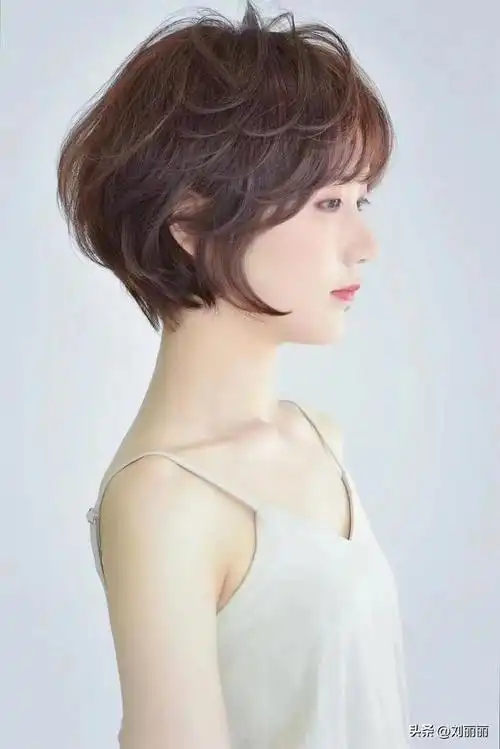 长脸女生适合短发吗,圆脸女生其实更适合留短发,减龄瘦脸更时尚!