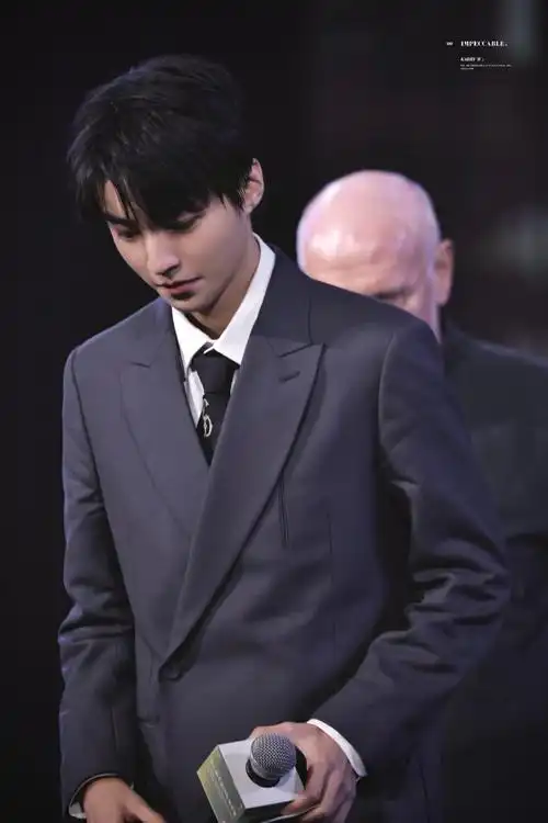 王俊凯红毯全身镜头##王俊凯任第七届平遥影展特约策展人