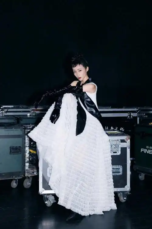 韩雪白裙皮手套酷美影院写真图片