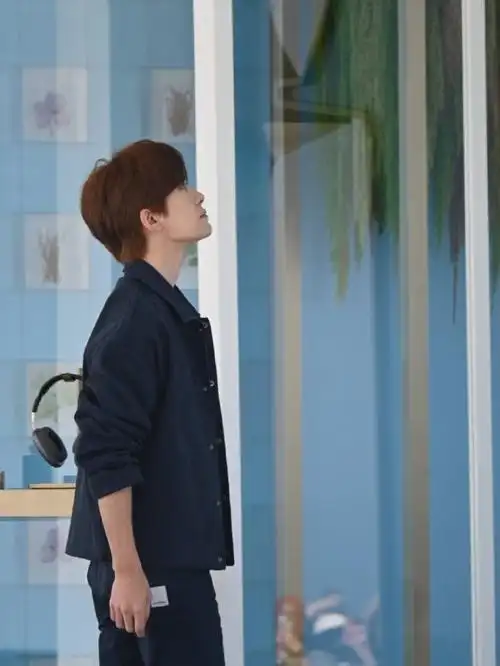 完美的后脑勺,完美的侧脸,完美的人  超生的图直出,我人已经被帅没了