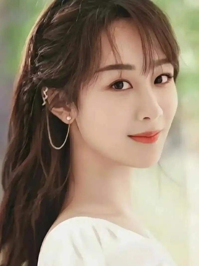 杨紫最近在采访中谈到了女性30岁的话题,简直是给了我们年龄焦虑的