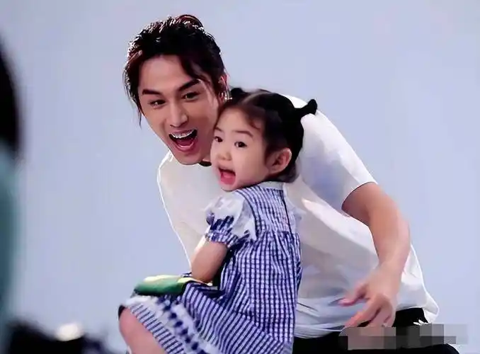 戚薇问lucky:爱爸爸还是爱妈妈?