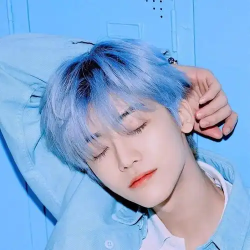 如果说男明星的效果是冷峻潮酷,那么,女爱豆染雾霾蓝的效果就是仙气