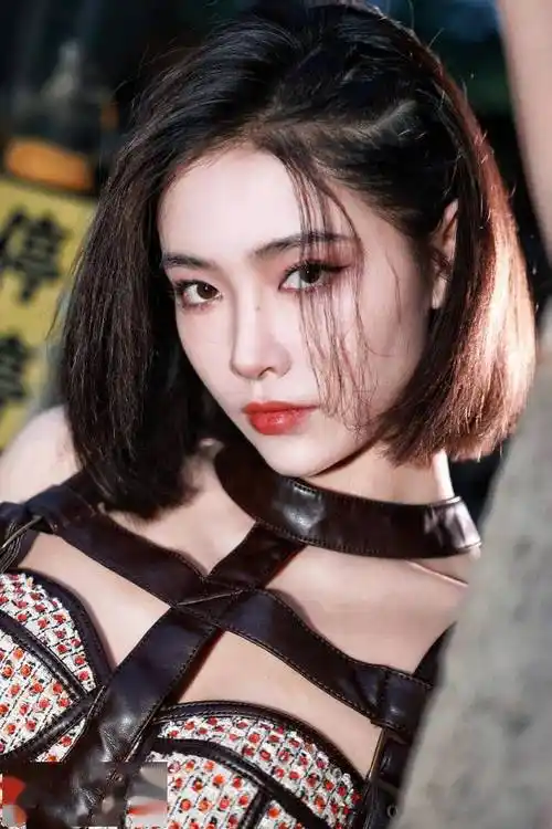 许佳琪出席2023pel春决冠军之夜 发布拼接皮裙造型写真