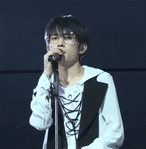 200903易烊千玺眼镜杀动图合集这个斯文杀手太可了