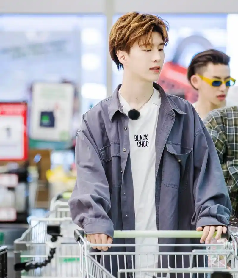 范丞丞害羞不敢去小姐姐的房车,放尤长靖一个人去,被算账很调皮