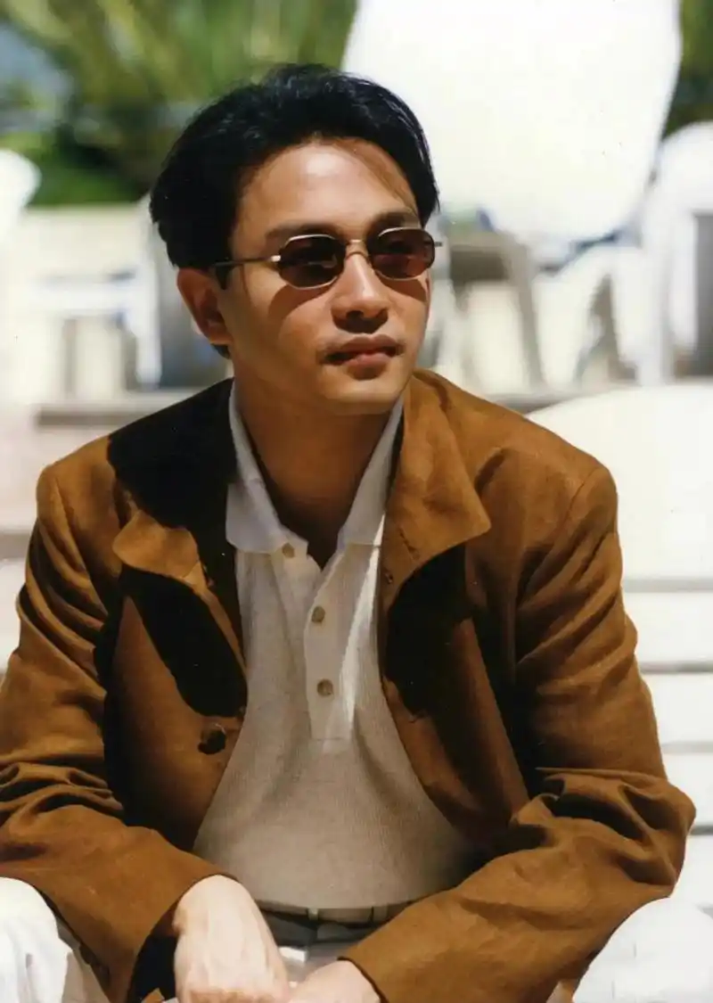 张国荣戴着墨镜的照片,是上世纪90年代留下来的珍贵记忆.