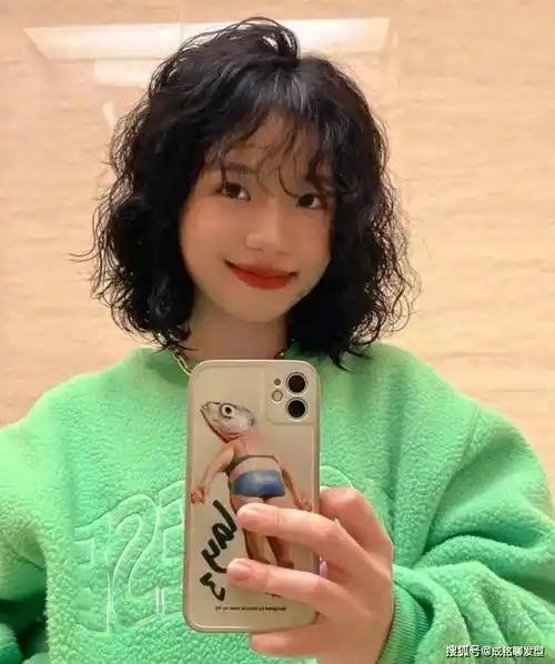 告别老气横秋,中短发这样烫,时尚减龄又显气质_发型_效果_卷发