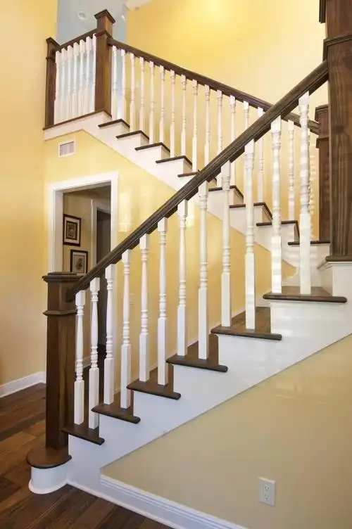 深咖色木质简洁楼梯装修效果图