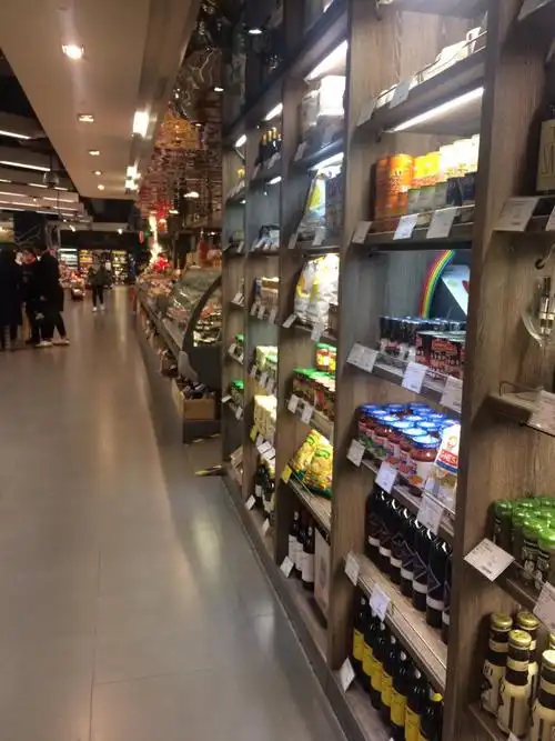 嘉里中心负一层的ole超市,是一个定位高档的精品生活超市,面包坊最为