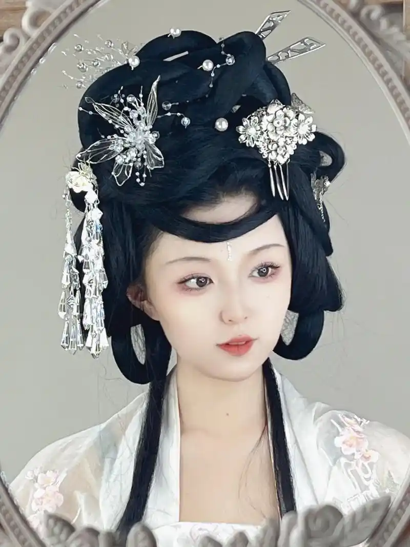 老婆们蹲的嫦娥发型来了!家里没什么可以配的头饰,我太难了#汉 - 抖音