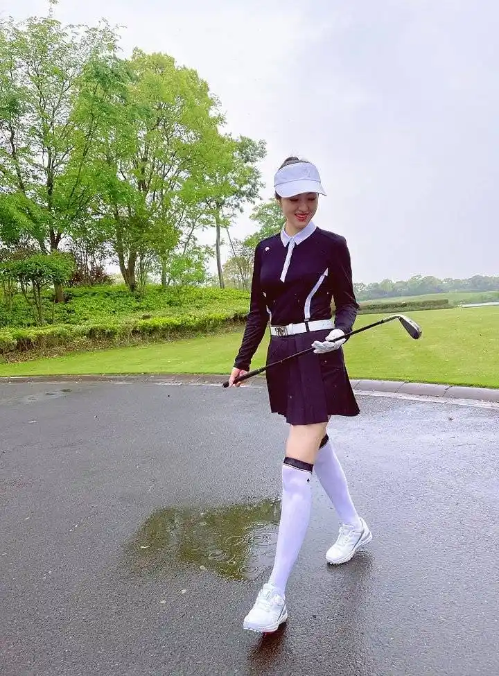董璇穿运动裙打高尔夫活力满满