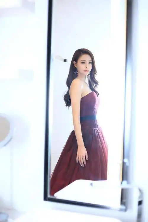 沈梦辰高挑气质抹胸裙_网易订阅