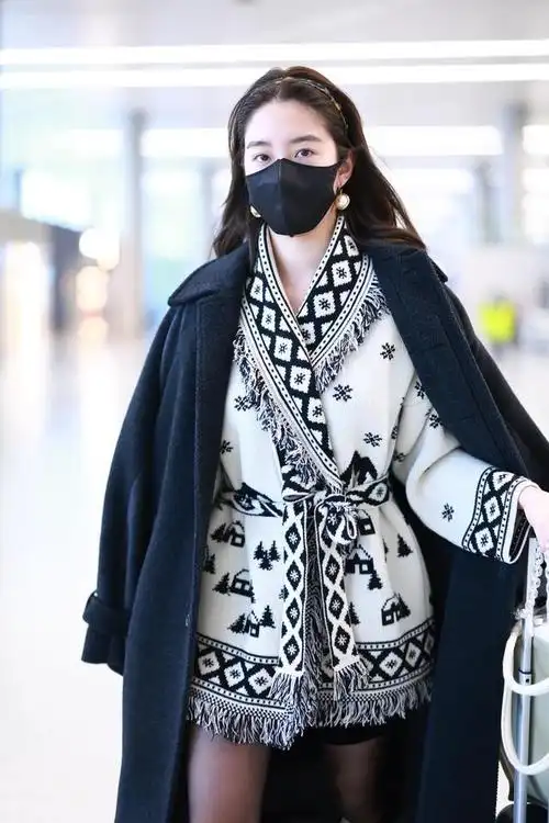 杨采钰身穿黑色大衣搭配墨镜现身机场气质好绝
