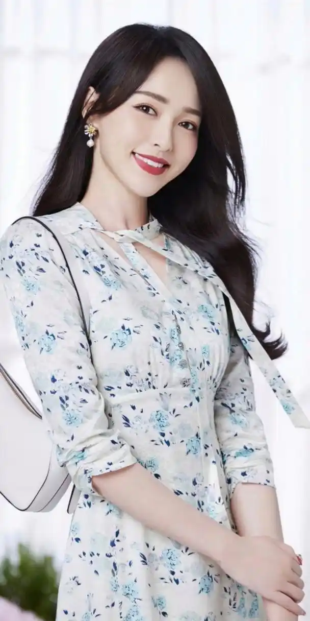 唐嫣# 肤白貌美的容颜,窈窕曼妙的身材,丰满傲人的事业线,前凸后翘