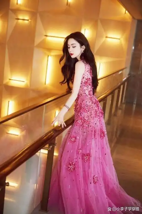 古力娜扎穿上粉色透视礼服裙,一袭轻纱如诗如画,精致到极致