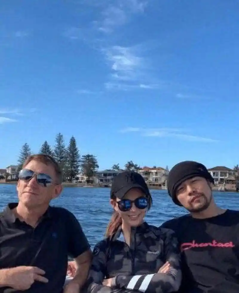 周杰伦一家出游,老丈人金发碧眼又高又帅,昆凌与儿子戴墨镜酷范十足