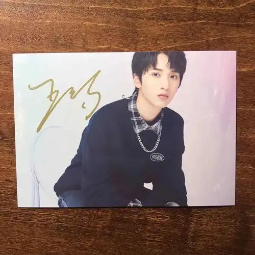 出两张严浩翔亲签