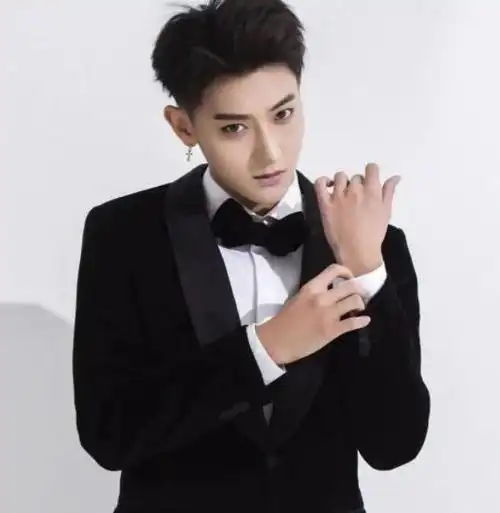 其实除了背带裤之外,张艺兴演唱会上还有跟吴亦凡相关的