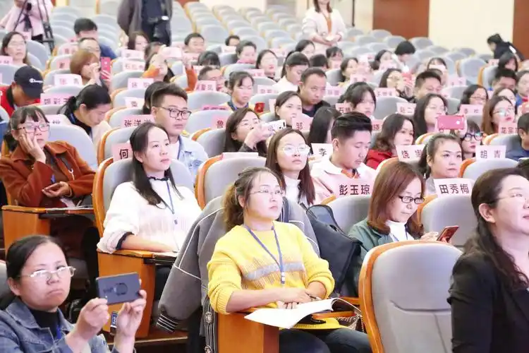 学员们在认真听课