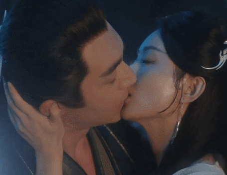 赵丽颖双手抱着林更新的头,眼睛微闭,吻得非常投入,暧昧氛围直接拉满.