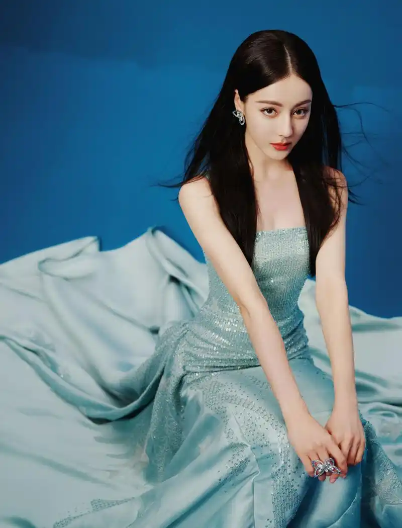 迪丽热巴出任dior全球彩妆及香氛代言人  不到一年的合作时间 ,包袋 &