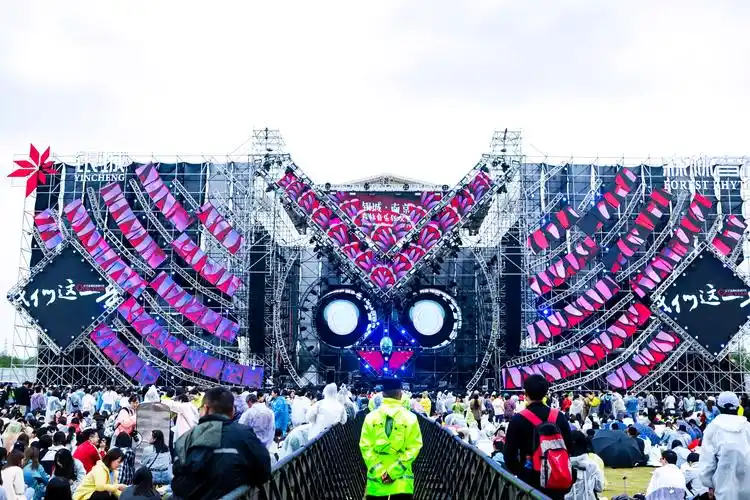 南京一音乐节主办方回应虚假宣传等质疑与观众沟通协商解决