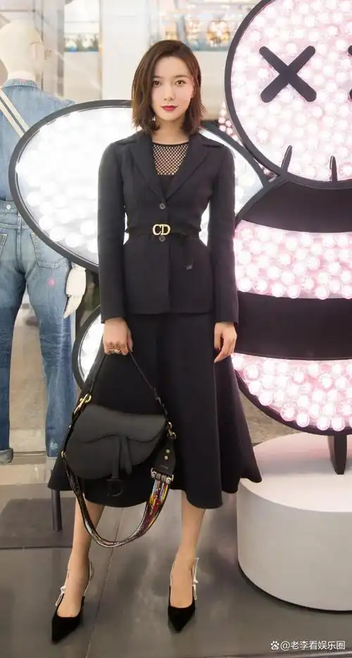 王珞丹挑战12年前的礼服,到底哪里输给了白百何?