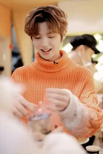 小贾弟弟黄明昊笑起来好有治愈感