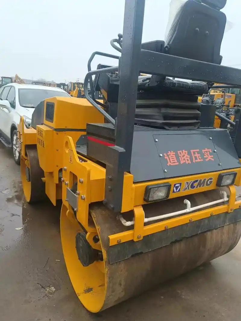 出售优质原版3吨二手双钢轮振动压路机品牌齐全,咨询电话:13 - 抖音