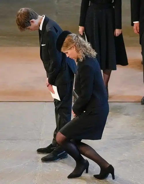 英国女王的灵柩安放在威斯敏斯特教堂的大厅,当地时间周三,英国王室